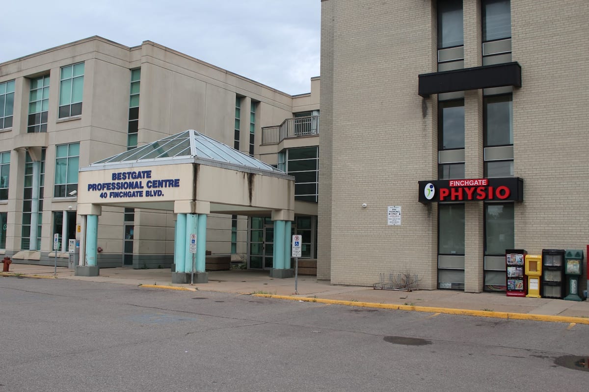 The entrance to the Bestgate Professional Centre at 40 Finchgate Blvd, with the FinchGate Physio sign